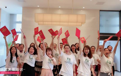 淚聚是緣。愛(ài)心成就翌芙萊，我們圓滿畢業(yè)啦！